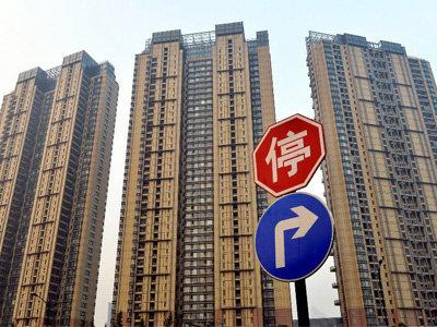 据不完全统计，今年前5个月已有20余地出台租房新规，涉及房源、租金、安全、监管乃至户籍等诸多方面，快来看看有你将去的城市吗？    　　9地保障租赁住房供应  　　日前，58安居客房产研究院发布重点城市租房趋势报告显示：4月份，北京、广州、深圳新增房源量依次环比上涨31.4%、28.9%和45.4%；新一线城市代表如成都、杭州、天津等新增房源量涨幅更高，分别为61.7%、70.3%和56.6%。  　　58安居客房产研究院分院院长张波认为，二线城市出现部分区域房源供给量明显增长等和城市的市场环境有着直接关系。事实上，据中新经纬客户端不完全统计，今年以来，已有9地明确租赁住房建设计划或增加供应措施。    　　其中，济南明确，通过3年试点工作，每年新增租赁住房120万平方米；杭州住保房管局确定2020年筹建完成蓝领公寓1.5万套(间)的目标任务；绍兴计划自2020年起到2024年，建设2.2万套人才租赁住房。  　　此外，长沙、武汉两地政府表态允许将符合条件的非住宅存量房屋改造为租赁住房，深圳住建局就“商改租”有关事项公开征求意见；广州、郑州两地鼓励利用集体、国有或自有土地建设租赁住房，前者给予补贴，后者将相关项目列入地方租赁住房建设计划；合肥还明确，将个人出租自有住房每平方米奖励从12元提高6元至18元。  　　易居研究院智库中心研究总监严跃进指出，2015年、2016年的时候中央和住建部就提出要大力发展租赁市场，到现在差不多已经五年的时间。在这个时间节点上，各地效果如何需要评估，今年也要加快完成发展。  　　严跃进表示，从实际过程看，有些地方积极增加土地供应，有些地方从存量物业的改造、更新等方面予以支持；有些地方明确政策性租赁住房和市场化租赁租房方面可以进行创新。各地手段不同，但都有力地促进了当地的租赁市场。  　　严跃进认为，现在的问题是上面提到的手段都是供应端的，是多主体供应、多渠道保障的导向。接下来的工作是强化租售同权，让更多人去租房子，这就是需求端的内容。供应端和需求端做好，后续的租赁市场才能更好的健康发展。  　　6地新规缓解租房压力  　　58安居客房产研究院发布的《2020一季度租房趋势报告》显示，租金作为租客的重要生活开支，在总收入中占有不小的比重。48.7%受访者表示租房消费占比较高，排在各种生活消费之首。在该报告的受访对象中，有20%的受访者月租金占月收入比重超过30%。  　　针对过高的租金开支，6地从两方面着手出台新规帮租客“排忧解难”。  　　公积金提取方面，4月起，沈阳提高租赁住房提取限额。其中，房屋坐落地址在沈阳市区的，限额由1200元/月提高至1400元/月；4月起，济南提高职工个人租赁商品房提取定额，从9600元提高到12000元；5月7日，东莞宣布将租住本市住房提取比例上限提高至70%、额度上限提高至1800元/月。  　　济南住房公积金中心工作人员表示，提高商品房租赁提取额度，有助于发展济南市租赁住房市场，缴纳公积金的双职工家庭平均每月可提取2000元，在相当程度上改善家庭居住条件。  　　在租房补贴方面，南京明确，符合申领条件的博士、硕士、学士按每人每月2000元、800元、600元享受最长36个月的住房租赁补贴；广州番禺区表示，对符合相关条件的高层次人才提供最高50万元(税前)的购房补贴或给予所租房屋的50%租金补贴；青岛指出，推进城镇住房保障家庭租赁补贴工作，将2人户、3人户保障面积标准在原基础上各上调15平方米。  　　青岛住建局认为，推进住房租赁补贴保障工作，是健全 “多主体供给、多渠道保障、租购并举”住房制度的具体举措。各级有关部门要以保障城镇住房困难家庭的基本住房需求为立足点，以解决新市民的住房困难为出发点，进一步拓宽保障范围，加大保障力度。  　　7地新规关注租房安全  　　除了房源和租金，租房安全也是不少地方政府关注的重点。  　　以珠海、济南为代表的地方政府较为关注房屋本身的质量安全，两地先后出台出租屋管理办法征求意见稿。其中，珠海拟规定出租住房不得分隔搭建后出租，厨房、阳台、卫生间等不得出租供人员居住；济南拟规定不得改变原有房屋的空间布局结构，不得按床位出租等。  　　另一些地方政府则更为关注租赁机构安全，如湖南、河北为规范省住房租赁市场行为，引导住房租赁双方使用规范化的租赁合同，促进住房租赁市场持续健康发展，启用全省统一《住房租赁合同》示范文本；  　　再如南京为保护租赁当事人的合法权益，规范住房租赁经营行为，要求市内所有的住房租赁机构建立租金托管制度，且需在商业银行设立唯一的租金专用账户，专户信息应在南京网上房地产网站公布。  　　无独有偶，4月初西安也就《住房租赁资金监督管理实施意见》公开征求意见，该市拟规定“托管式”租赁企业在开展业务前需与商业银行签订《住房租赁资金监管协议书》，并在监管银行开立存量住房租赁交易资金监管专用账户。  　　不过，最为严苛的当属合肥，该市拟对住房租赁企业进行信用考评，分别为五星、四星、三星、二星、一星、无星。其中，一星级企业为信用警告对象，无星级企业为失信惩戒对象，列入失信黑名单，实施联合惩戒。  　　对此，合肥市住房租赁协会秘书长伍艳表示，主管部门推出信用评级考核办法，主要是对合规经营的企业提供鼓励和促进，对违规经营的企业进行打击和披露，同时为合肥新市民在选择合规靠谱的住房租赁企业方面，提供明确和明示化的标准和规范。  　　还值得一提的是，4月22日，广东省住房和城乡建设厅与人民银行广州分行签订《合作备忘录》，首次将公租房违规行为，包括违规享受公租房、违规申请租赁补贴等纳入人民银行征信系统。  　　此外，6月1日起，济南全面取消落户城镇条件限制，提供人才、院校学生、居住、就业、投靠等六种落户途径。严跃进分析称，“居住途径落户”提到了租房落户，这有望成为今年济南租赁市场发展的一个突破口，租赁市场需求将会增加。  　　来源：中新经纬