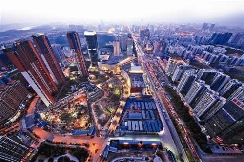 随着疫情防控基本平稳，房地产行业复工复产扎实推进，企业为了进一步弥补前期疫情对销售的负面影响，加大了推盘力度，力求资金尽快回笼。在市场预期稳步恢复的背景下，楼市成交也逐渐复苏。    　　中国指数研究院称，5月，地方政府在“房住不炒”的楼市调控总基调指导下，因城施策更加灵活，但是房地产市场恢复速度略显不同。其中，一线及核心二线城市市场需求整体恢复较快；部分三四线城市受人口、产业等多重因素影响，市场需求恢复相对缓慢。  　　中国指数研究院数据显示，截至6月7日，受监测的12个一二线主要城市库存总量环比微幅上升0.04%。截至6月首周，受监测城市中北京升幅较高，为4.44%；福州紧随其后，升幅为4.08%；温州升幅较小，为0.24%。监测城市中，东营库存环比降幅较高，为6.06%。    　　事实上，从5月开始，城市住宅新增供应量同环比均小幅上升。另外，受房企积极推盘叠加疫情期间积压的购房需求持续释放影响，多数城市市场交易逐步恢复，成交量同步上升。从销供比来看，一线城市去化能力更为乐观。截至5月底，重点城市中，南京、杭州属于库存吃紧较为严重的城市，当前去化周期分别为5.77个月、5.11个月。  　　克而瑞地产研究中心近日公布的报告指出，在成交明显复苏带动下，5月多数城市供求关系维持平衡。受监测的28个重点城市消化周期环比皆大幅收窄，八成以上城市降至18个月警戒线以下，杭州、济南等消化周期不足6个月。  　　从库存状况来看，28个城市当中六成以上城市供求比小于1；同时，六成以上城市库存面积环比有所回落。但同比来看，七成以上城市库存仍处上升通道，青岛、郑州、杭州等同比增幅超40%。  　　克而瑞方面认为，随着半年度业绩冲刺季的到来，房企必将加快供货节奏，供应有望放量增长，甚至创年内新高，预计6月市场仍将保持较高热度。  　　来源：经济参考报